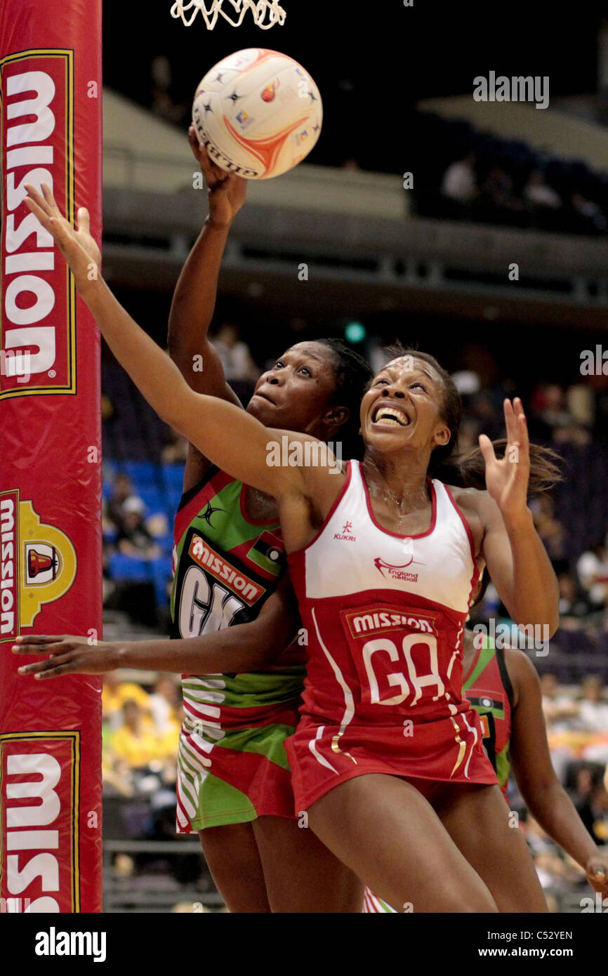 Pamela Cookey dell'Inghilterra (destra) e Towera Vimkhumbo battaglia per la sfera allentati durante il Pool D match Foto Stock