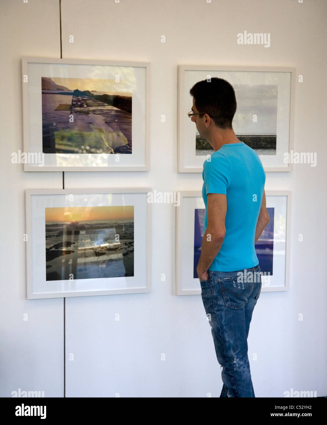 Uomo che guarda incorniciato opere fotografiche Foto Stock