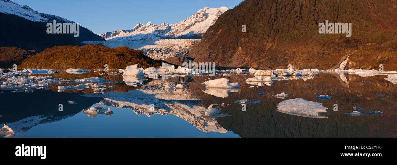 Iceberg galleggiante sulla superficie di Mendenhall lago vicino a Juneau, Tongass National Forest, a sud-est di Alaska, Autunno Foto Stock