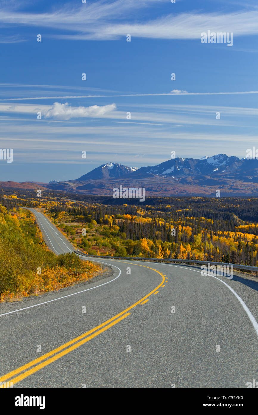 Vista panoramica dell'Alaska Highway e il traffico tra Haines, Alaska e Haines Junction, Yukon Territory, Canada, Autunno Foto Stock