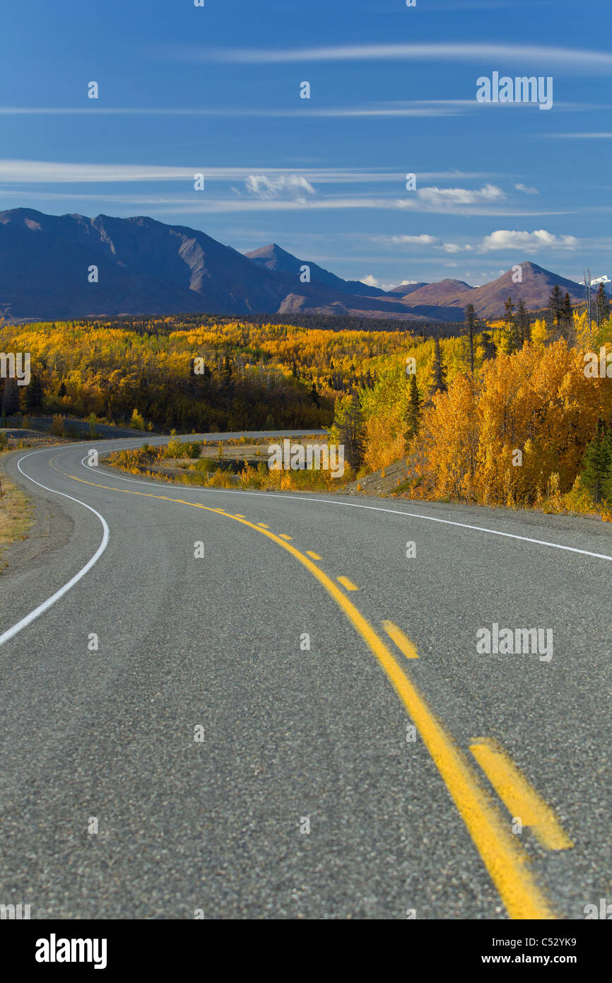 Vista panoramica dell'Alaska Highway tra Haines, Alaska e Haines Junction, Yukon Territory, Canada, Autunno Foto Stock