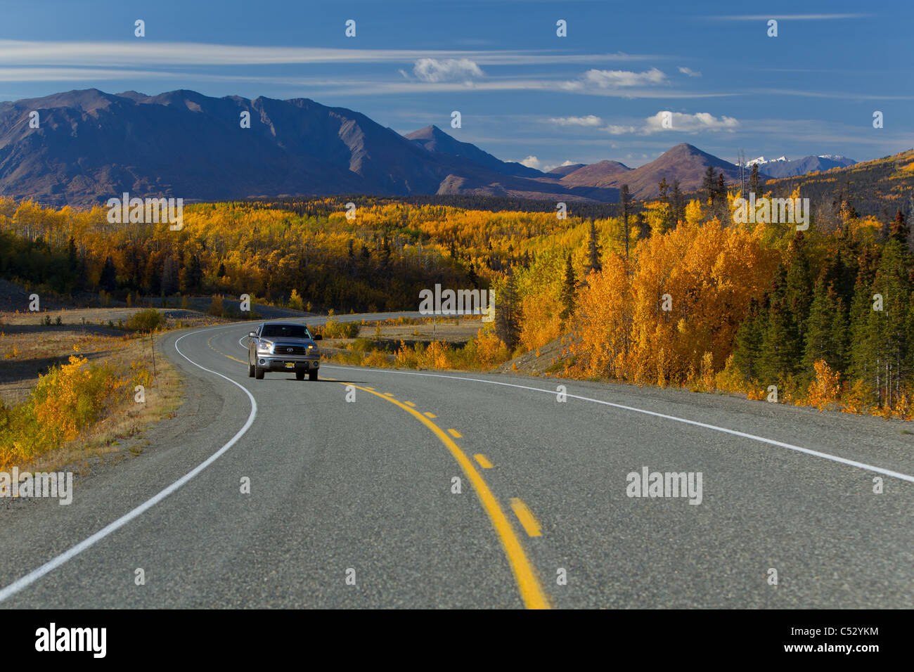 Vista panoramica dell'Alaska Highway e il traffico tra Haines, Alaska e Haines Junction, Yukon Territory, Canada, Autunno Foto Stock