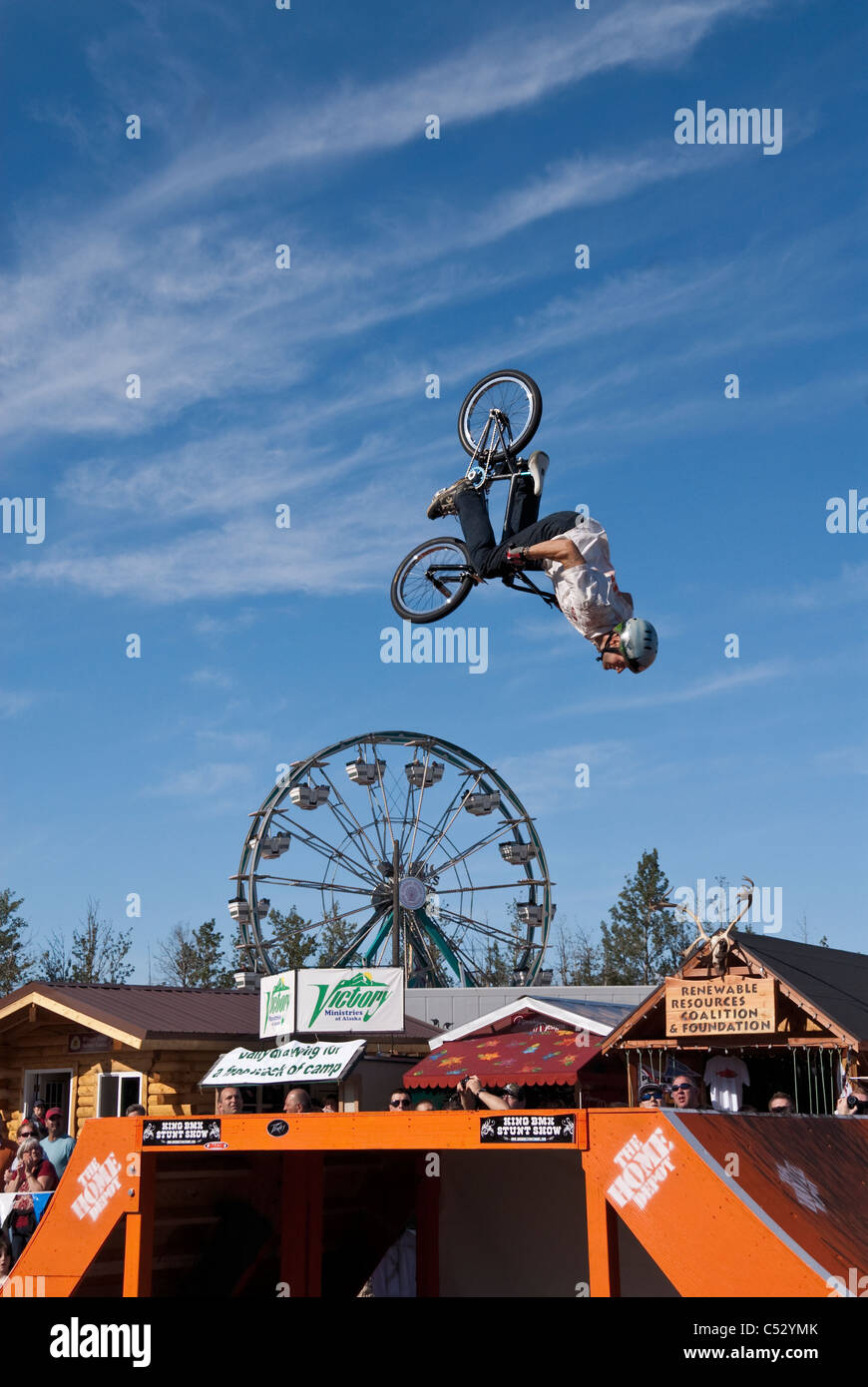 Ciclista esegue uno stunt durante il Re BMX stunt show in una giornata di sole in Alaska State Fair, Palmer, Alaska, Autunno Foto Stock