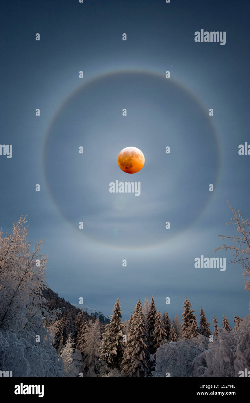 Vista di un perfetto alone che circonda la luna durante un inverno rare lunar eclipse su dicembre 20th, Girdwood, Alaska, composito Foto Stock
