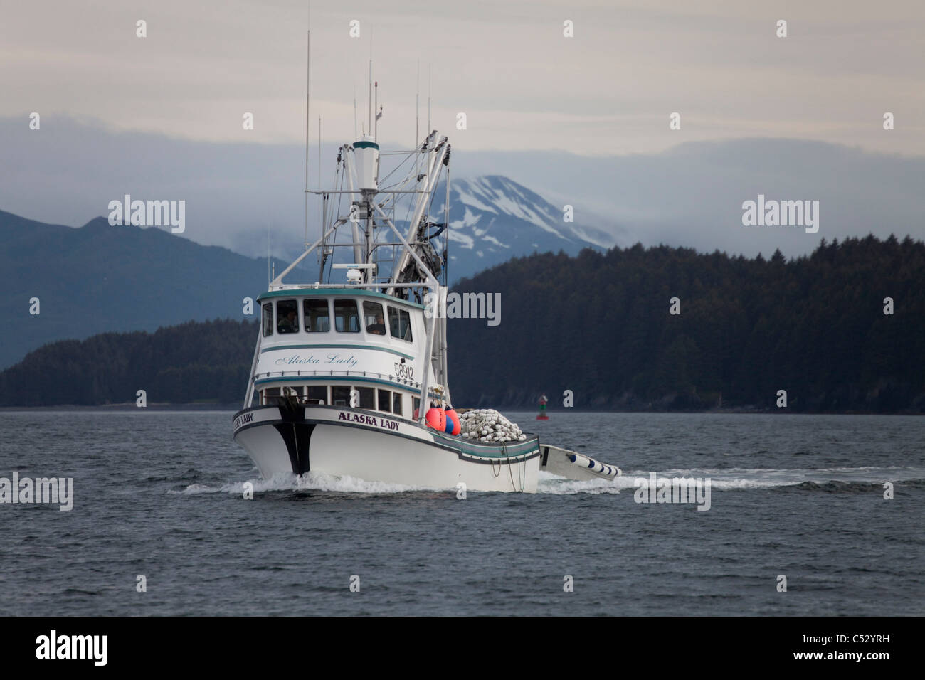 Vista di F/V Alaska Lady, un salmone con sciabica, in corso in Chiniak Bay, Kodiak, Southwest Alaska, estate Foto Stock