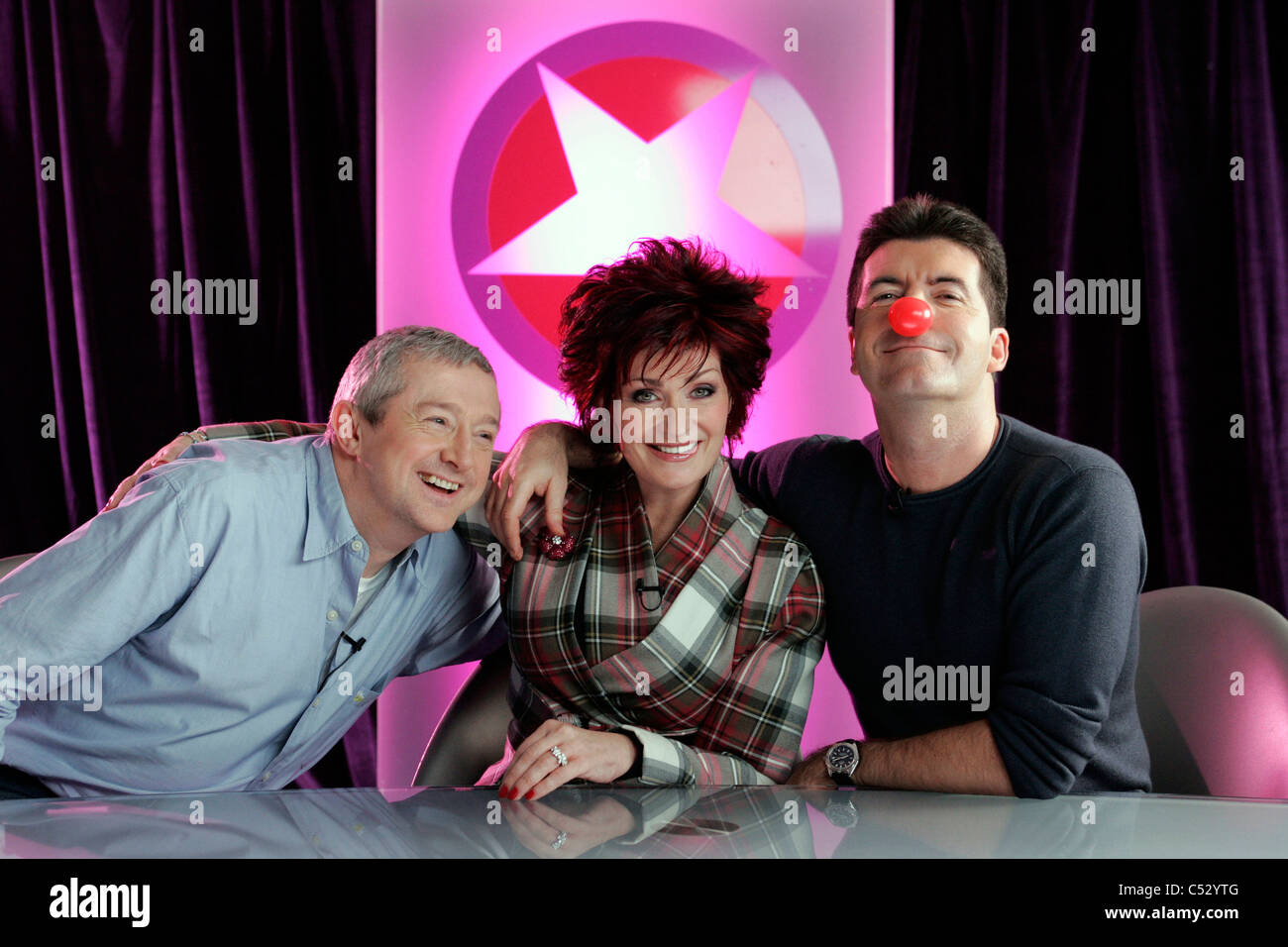 X-factor giudici, Sharon Osborne e Louis Walsh condividere una risata con Simon Cowell che indossa un comic relief red nose. Foto Stock