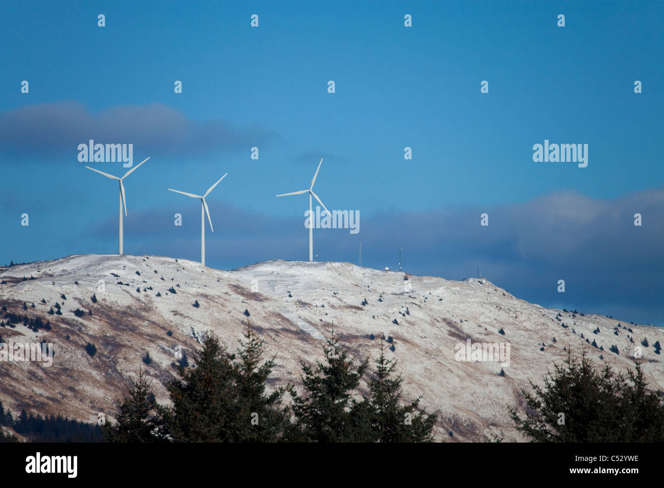 Pilastro montagna progetto Wind Turbine eoliche stand sul pilastro montagna sull isola di Kodiak, Southwest Alaska, inverno Foto Stock