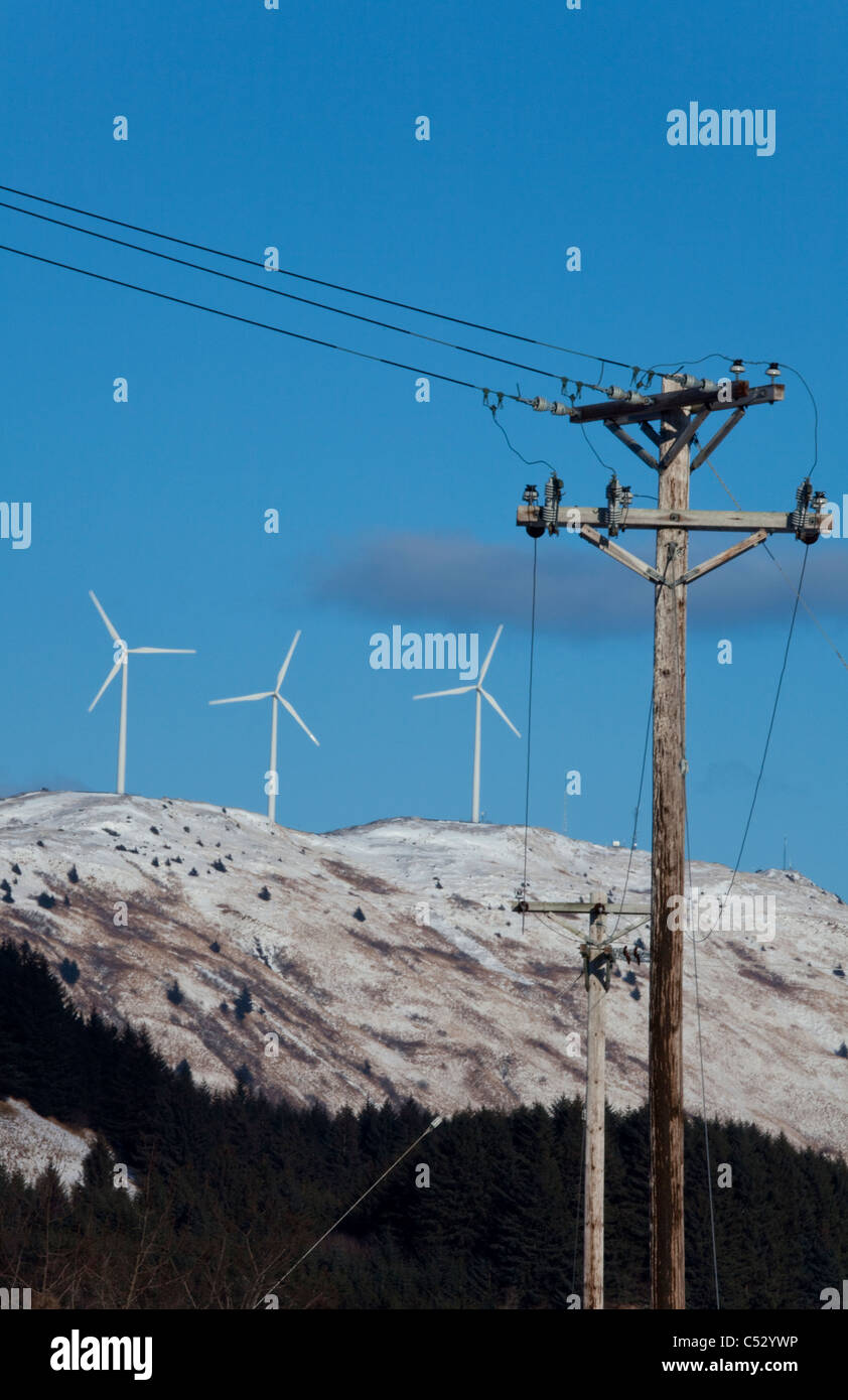 Pilastro montagna progetto Wind Turbine eoliche, Kodiak Island con poli elettrici e linee in primo piano, Alaska Foto Stock