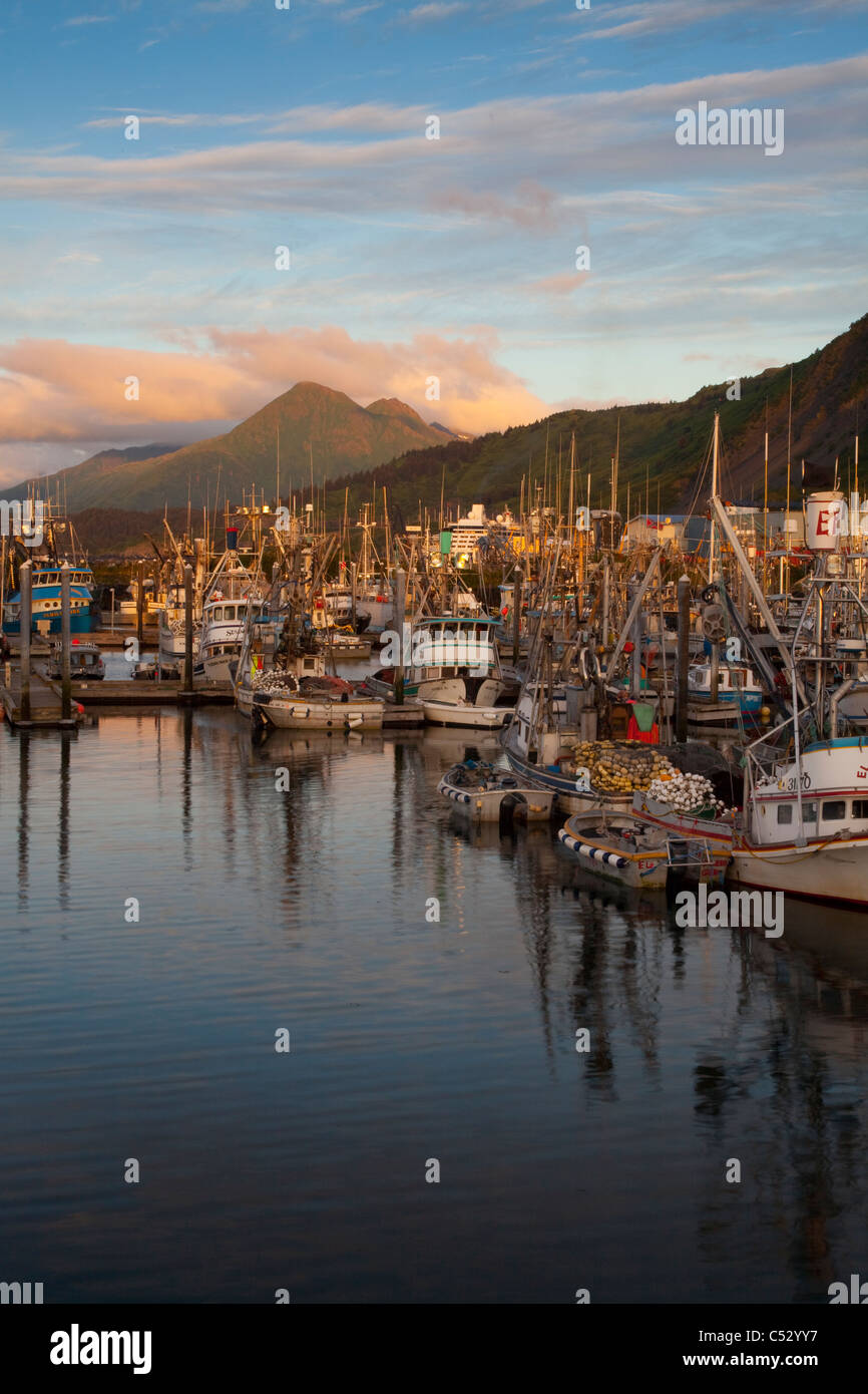 Tramonto su San Paolo Boat Harbour con il pilastro in montagna a destra, Kodiak, Southwest Alaska, estate Foto Stock