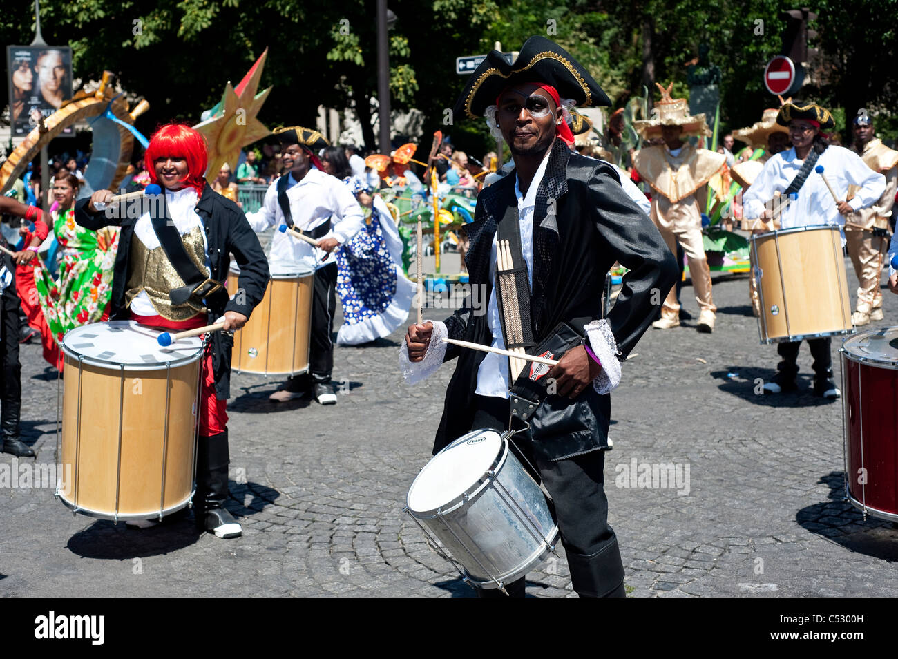 Parigi, Francia - Carnevale sfilata tropicale, batteristi e percussionisti. Foto Stock