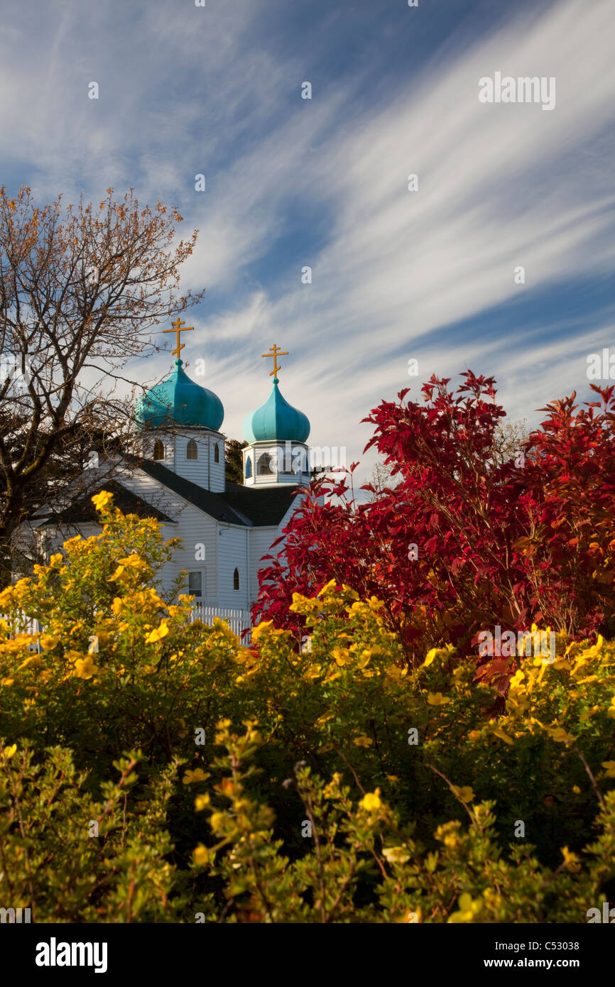 Vista la Santa Resurrezione russo Cattedrale Ortodossa con colorati caduta delle foglie in primo piano, isola di Kodiak, Alaska Foto Stock