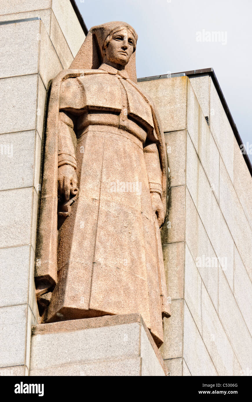 Art deco statua di pietra della prima guerra mondiale, infermiere in cima a un memoriale di guerra Foto Stock