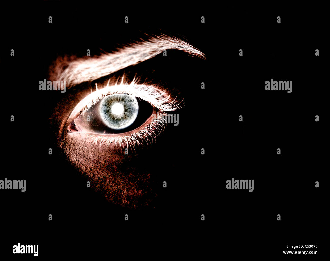 Close up di un occhio in negativo a colori. Foto Stock