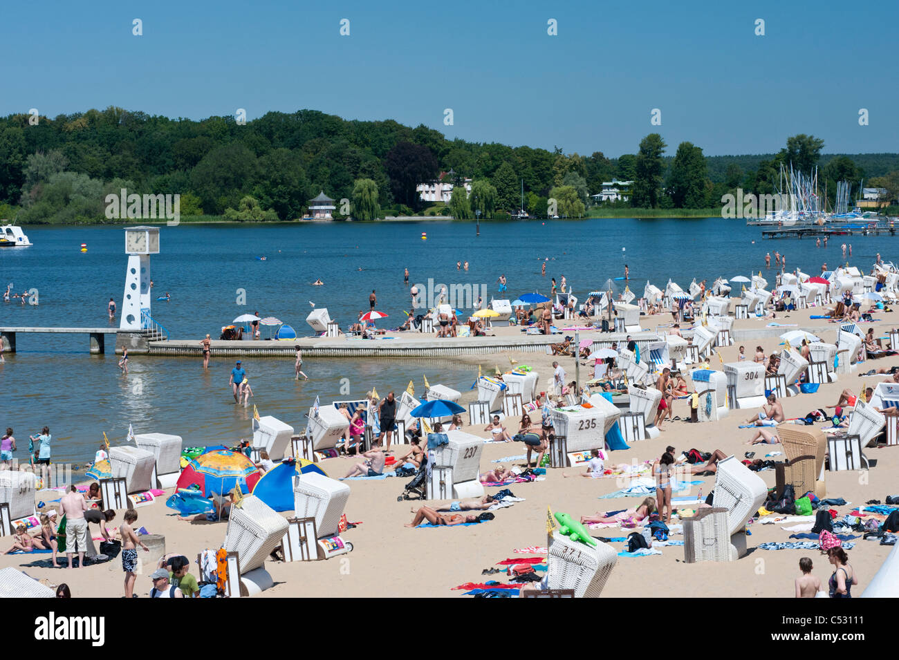 Spiaggia affollata a Strandbad Wannsee a Berlino Germania Foto Stock
