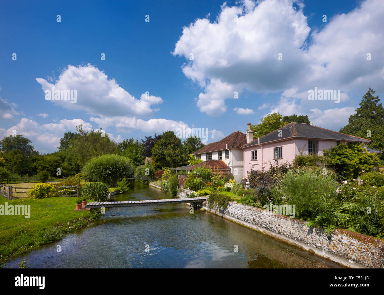 Cottages dal fiume Meon in Exton, Hampshire, Inghilterra. Foto Stock