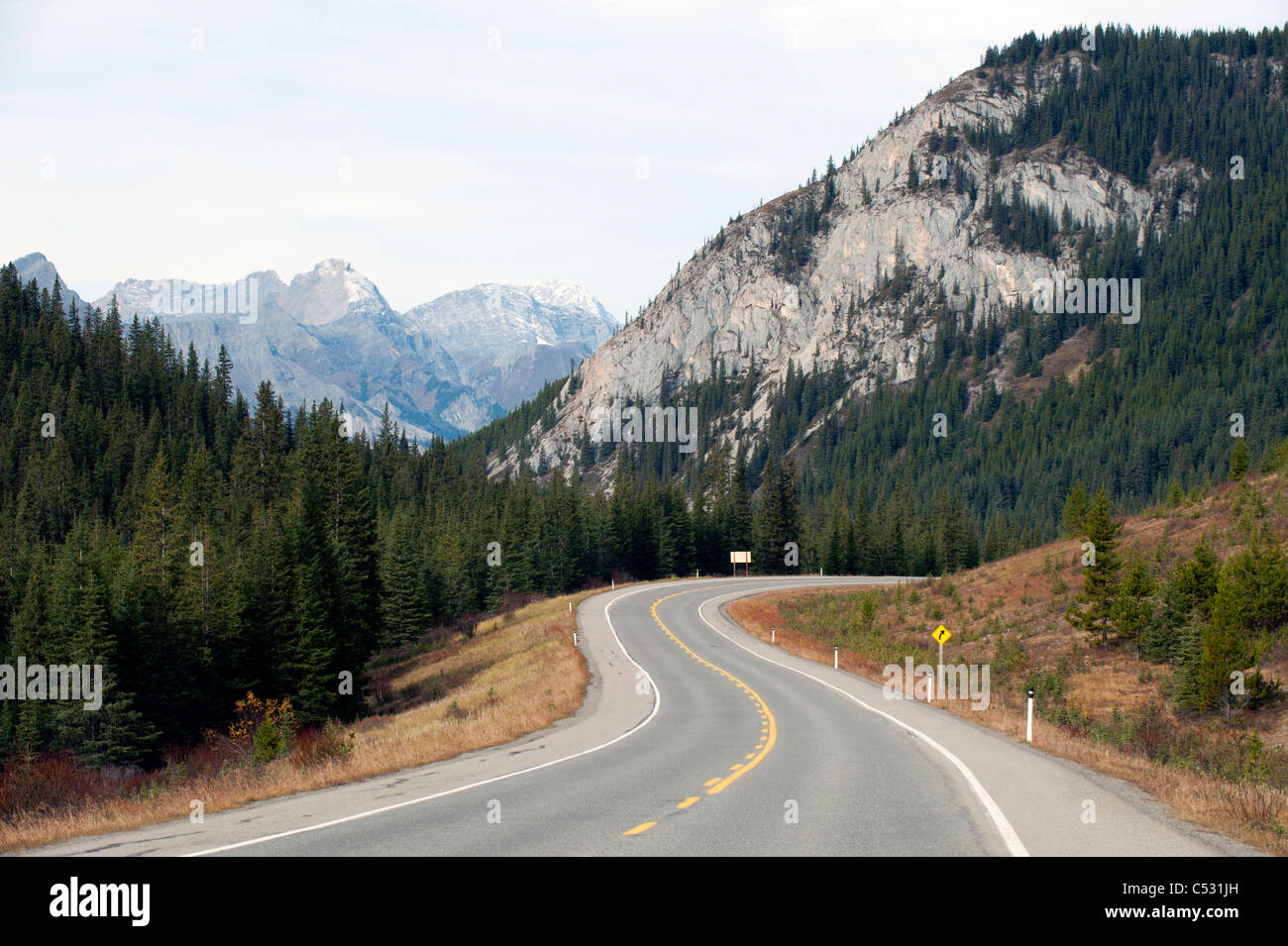 Autostrada nelle Montagne Rocciose Canadesi Foto Stock
