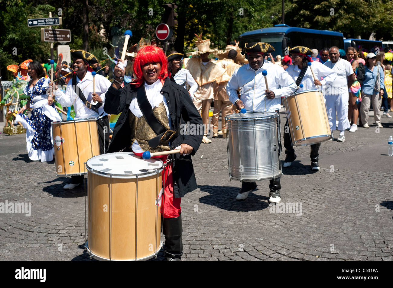 Parigi, Francia - 3 Luglio 2011 - batteristi e percussionisti sulla strada per il carnevale tropicale Foto Stock