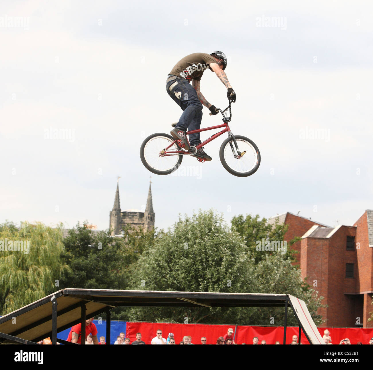 Pilota di BMX stunt Foto Stock