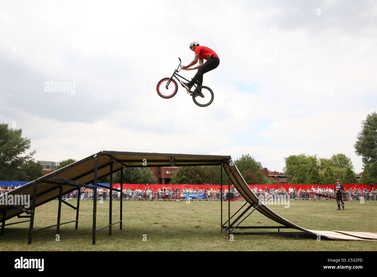 Pilota di BMX stunt Foto Stock