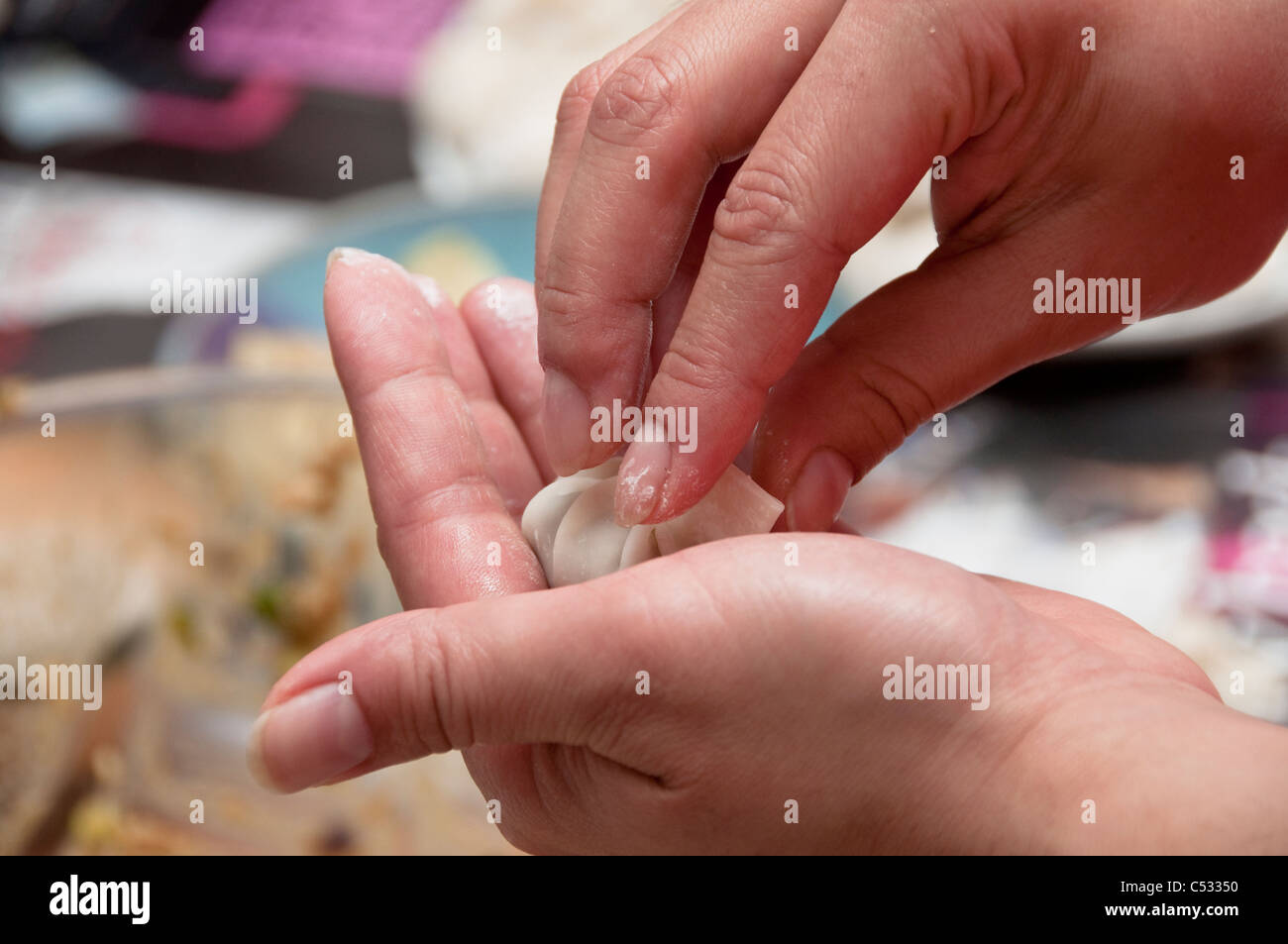 La preparazione di gnocchi asiatica Foto Stock