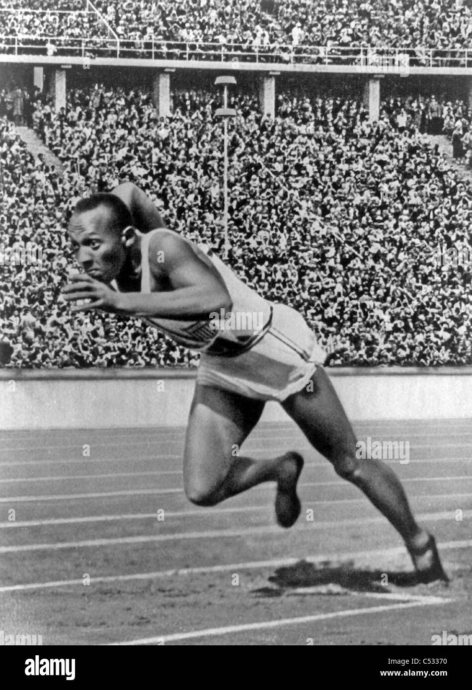 JAMES '" JESSIE OWENS (1913-1980) atleta americano al 1936 Giochi Olimpici Estivi dove ha vinto ben quattro medaglie d oro Foto Stock