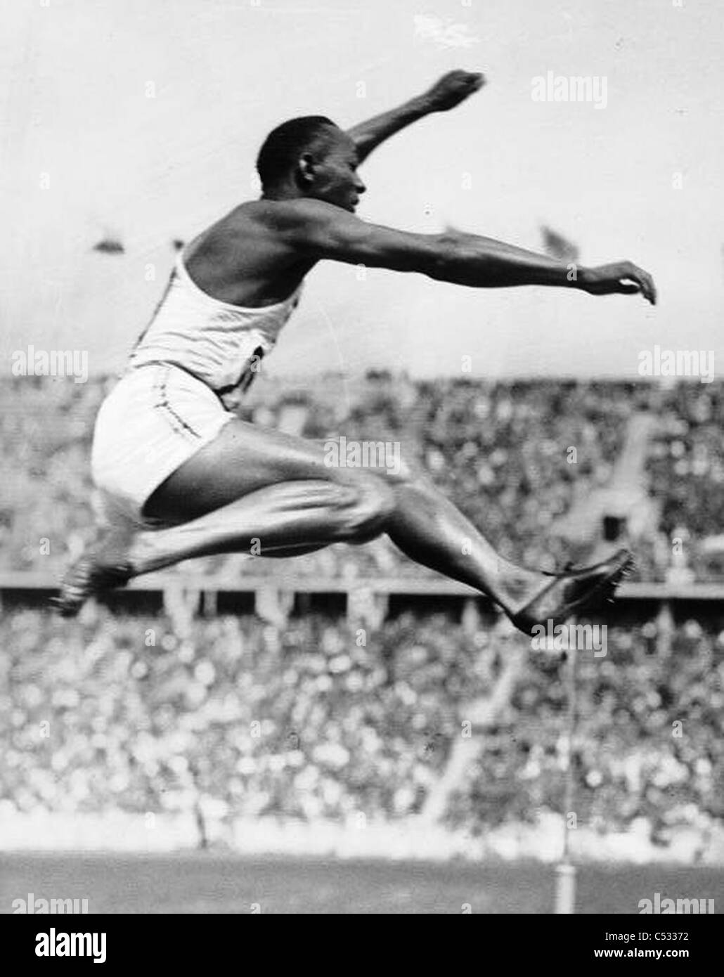 JAMES '" JESSIE OWENS (1913-1980) atleta americano al 1936 Giochi Olimpici Estivi dove ha vinto ben quattro medaglie d oro Foto Stock