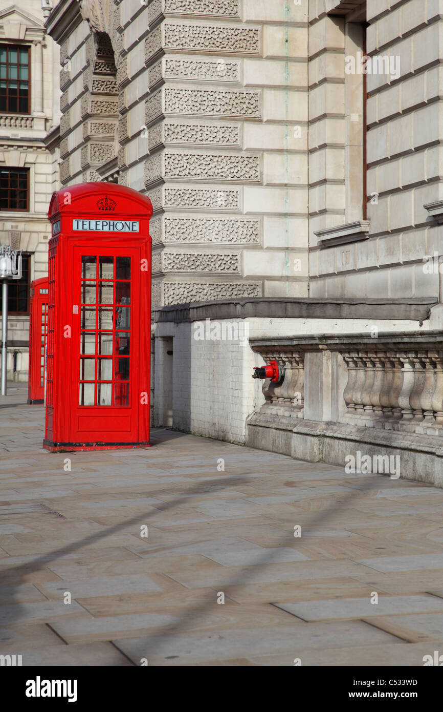 Tradizionale in rosso phone booth in London street Foto Stock