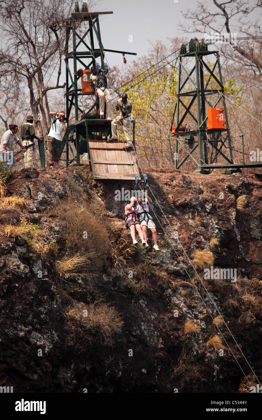 Persone partecipano a sport di avventura presso il Victoria Falls nello Zimbabwe. Foto Stock