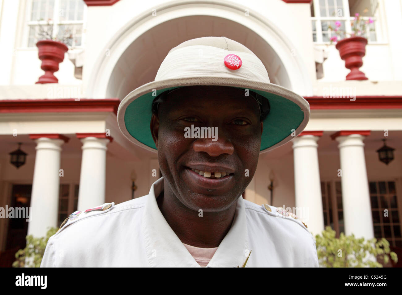 Debitamente, il sorridente concierge presso il Victoria Falls Hotel in Victoria Falls nello Zimbabwe. Foto Stock
