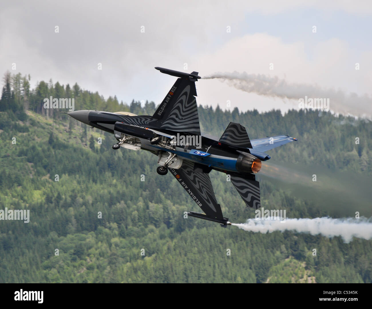 F-16 fighter jet facendo acrobazie in corrispondenza di un'esibizione aerea Foto Stock