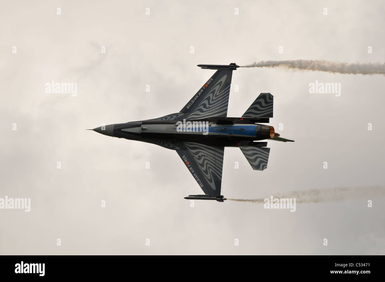 F-16 fighter jet facendo acrobazie in corrispondenza di un'esibizione aerea Foto Stock