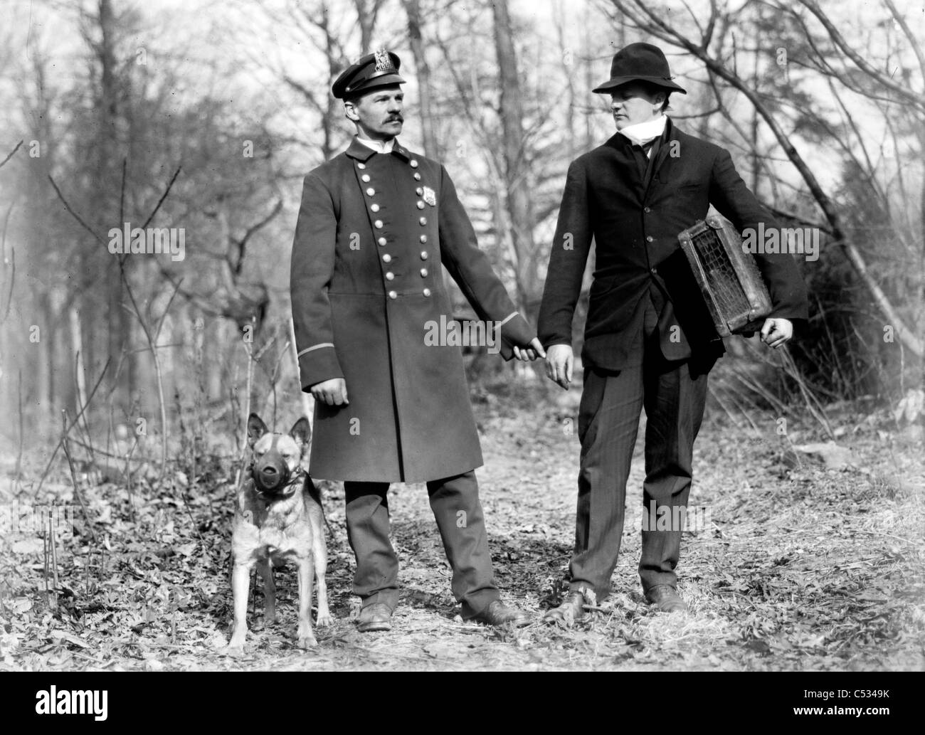 Cane di polizia, poliziotto e ladro, New York 1912 Foto Stock