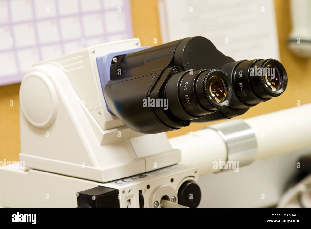 Microscopio in laboratorio. Foto Stock