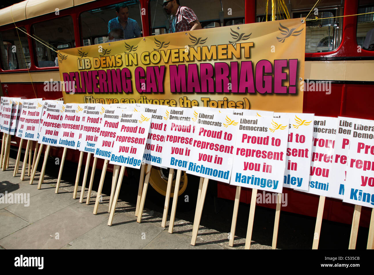 Gruppo del Partito europeo dei liberali democratici cartelloni promettente il supporto per il matrimonio gay in Londra Gay Pride Parade 2011 Foto Stock