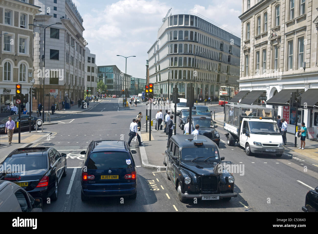 Cannon Street e Queen Victoria Street Junction Road nella città di Londra GB UK Foto Stock