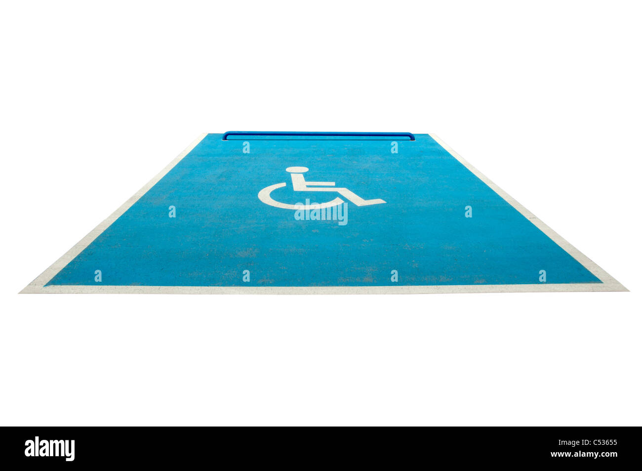 Sedia a rotelle nello spazio di parcheggio.isolato sfondo bianco Foto Stock