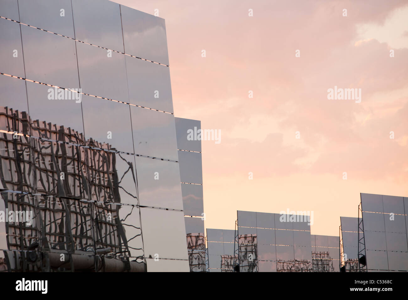 Heliostats, grandi specchi riflettenti dirigendo la luce del sole per la PS20 solare termico tower Foto Stock