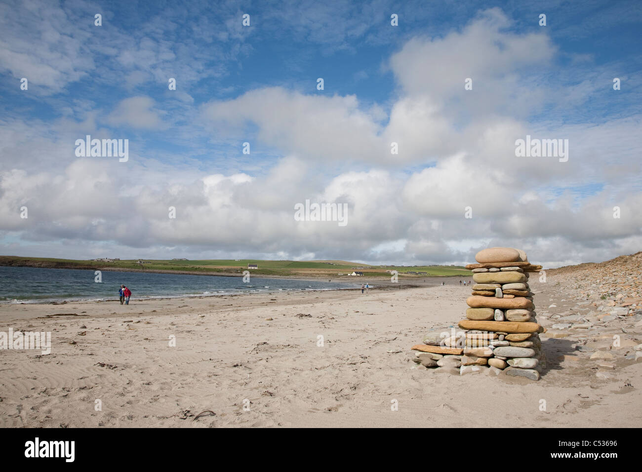 Baia di Skaill spiaggia accanto a Skara Brae Età della Pietra Sito in Orkney, Scozia Foto Stock
