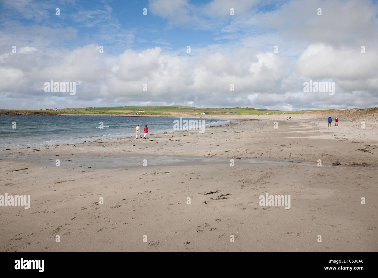 Baia di Skaill spiaggia accanto a Skara Brae Età della Pietra Sito in Orkney, Scozia Foto Stock