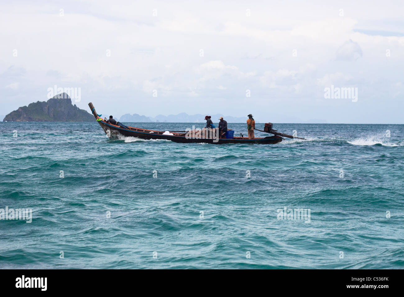 La popolazione locale su longtail boat in Phi Phi, Thailandia Foto Stock