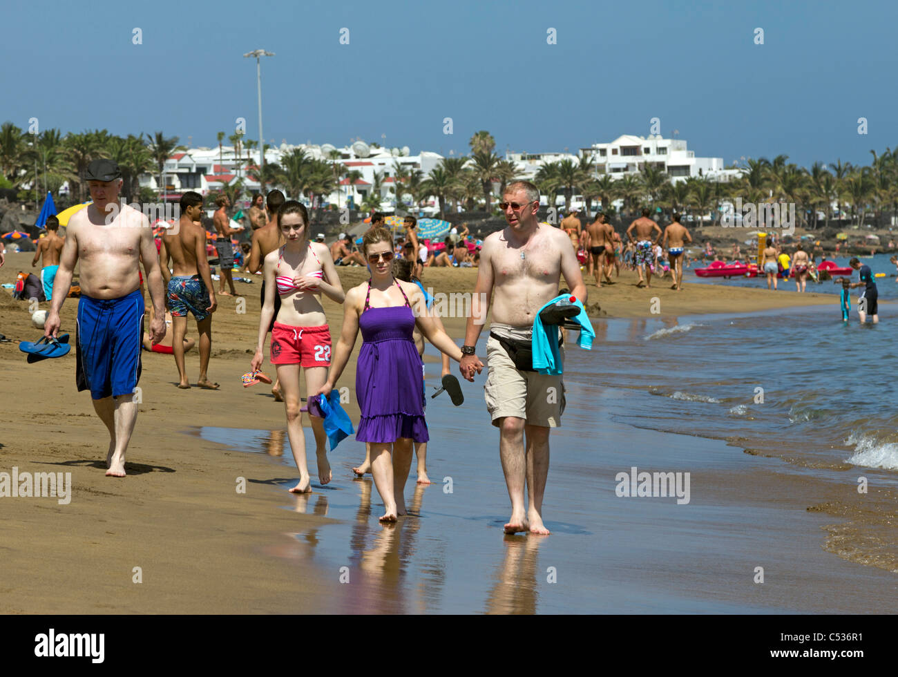 I turisti inglesi - Spiaggia di Puerto del Carmen - Lanzarote - Isole Canarie Foto Stock
