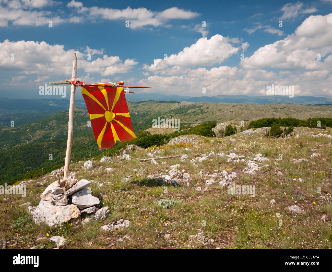 Un macedone sventola sul vertice di Visoki Vrv (altezza di picco) in Galičica National Park, vicino a Ohrid Macedonia Foto Stock