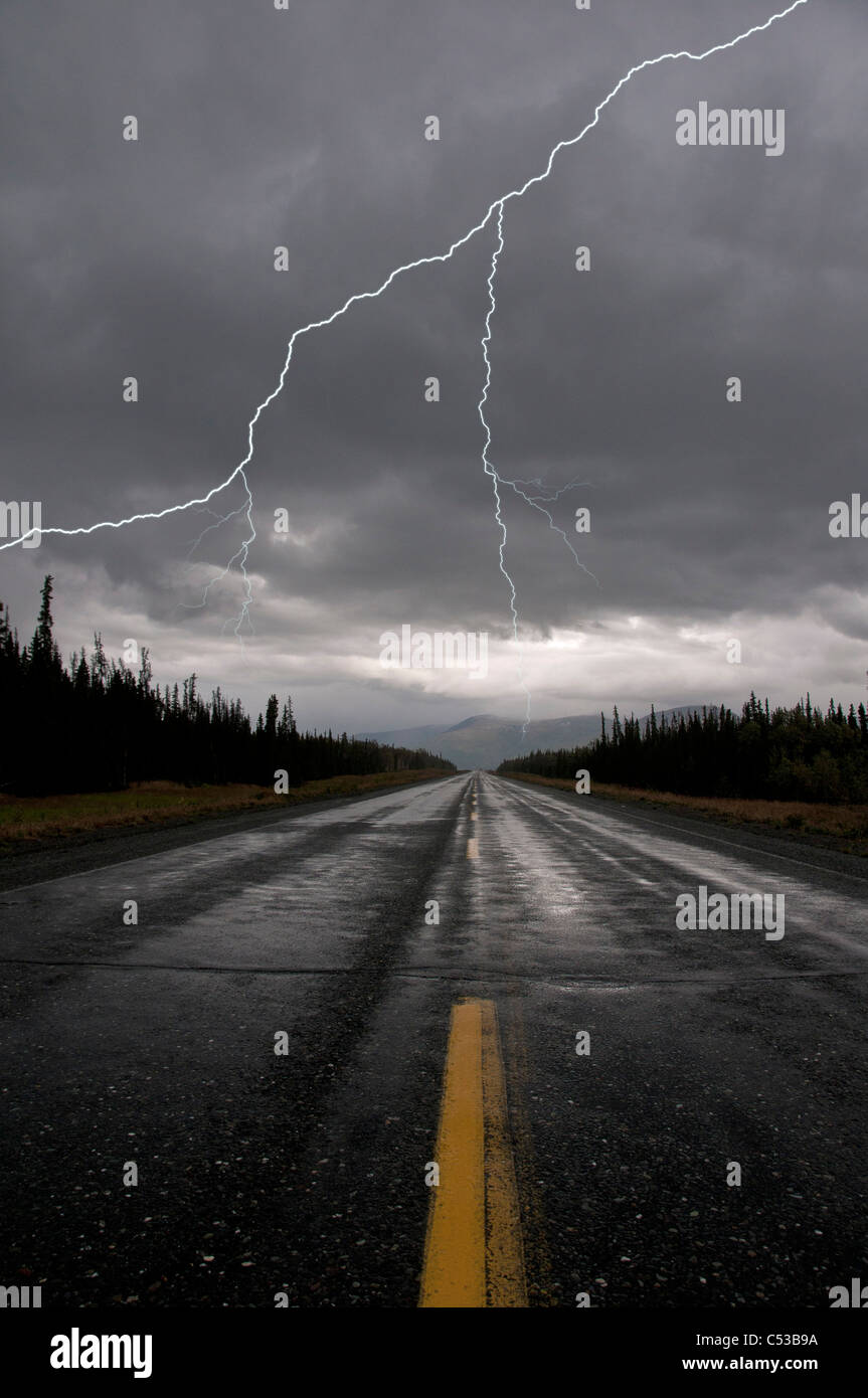 Colpo di fulmine e la tempesta su Alcan Highway, Yukon Territory, Canada, estate Foto Stock