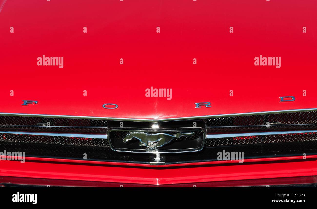 Ford Mustang logo sulla griglia del radiatore di questo classico americano auto Foto Stock Ford Mustang logo sulla griglia del radiatore di questo classico americano auto Foto Stock