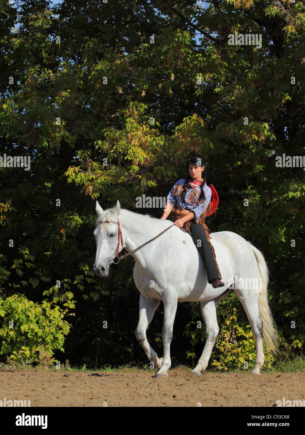 La ragazza in abito indiano (рarticipant role-playing game) andare a cavallo Foto Stock