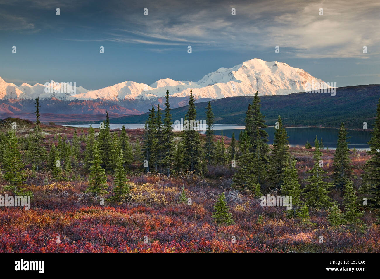 Scenario paesaggistico di Mt. McKinley e meraviglia il lago al mattino, Parco Nazionale di Denali, Interior Alaska, l'autunno. HDR Foto Stock