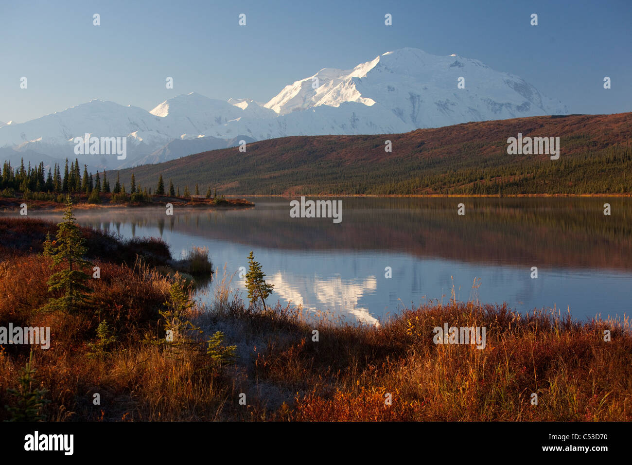 Vista panoramica di northside Mt. McKinley riflettente nel lago di meraviglia, Parco Nazionale e Riserva di Denali, Interior Alaska, caduta Foto Stock