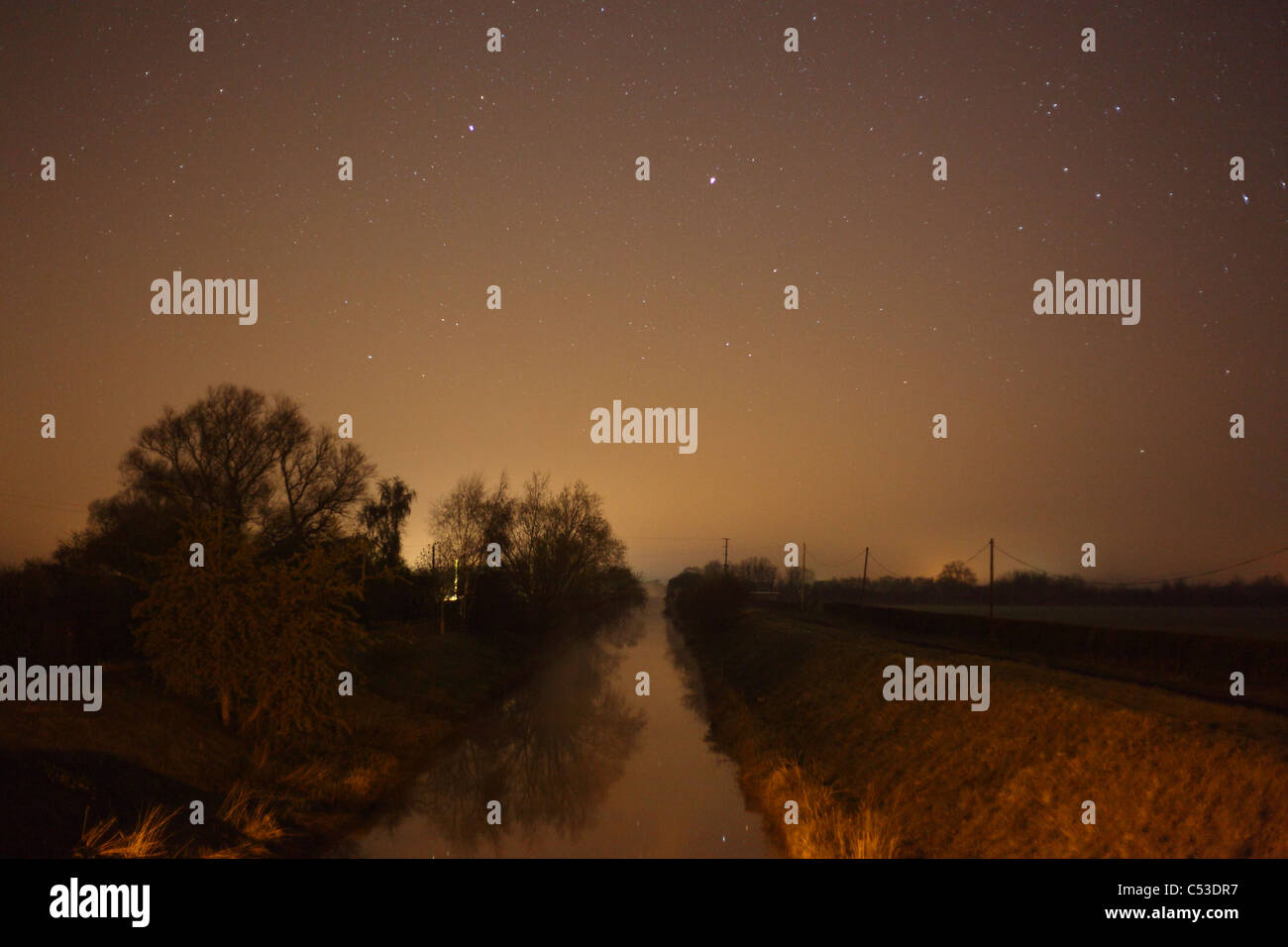 Luce notte inquinata skies visto con nebbia, con il market weighton canal in primo piano Foto Stock