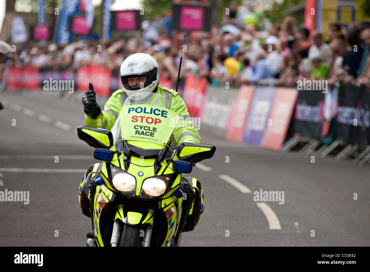Un poliziotto dà un pollice in alto durante il 2011 British National Road Racing Campionati Foto Stock