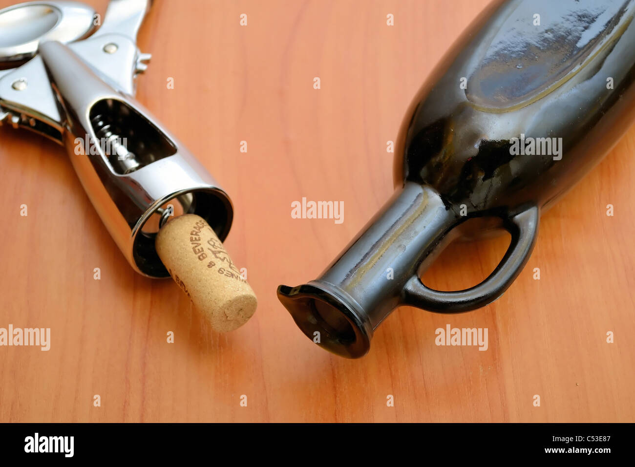 Bottiglia, cavatappi e tappo per bottiglia di vino sul tavolo Foto Stock